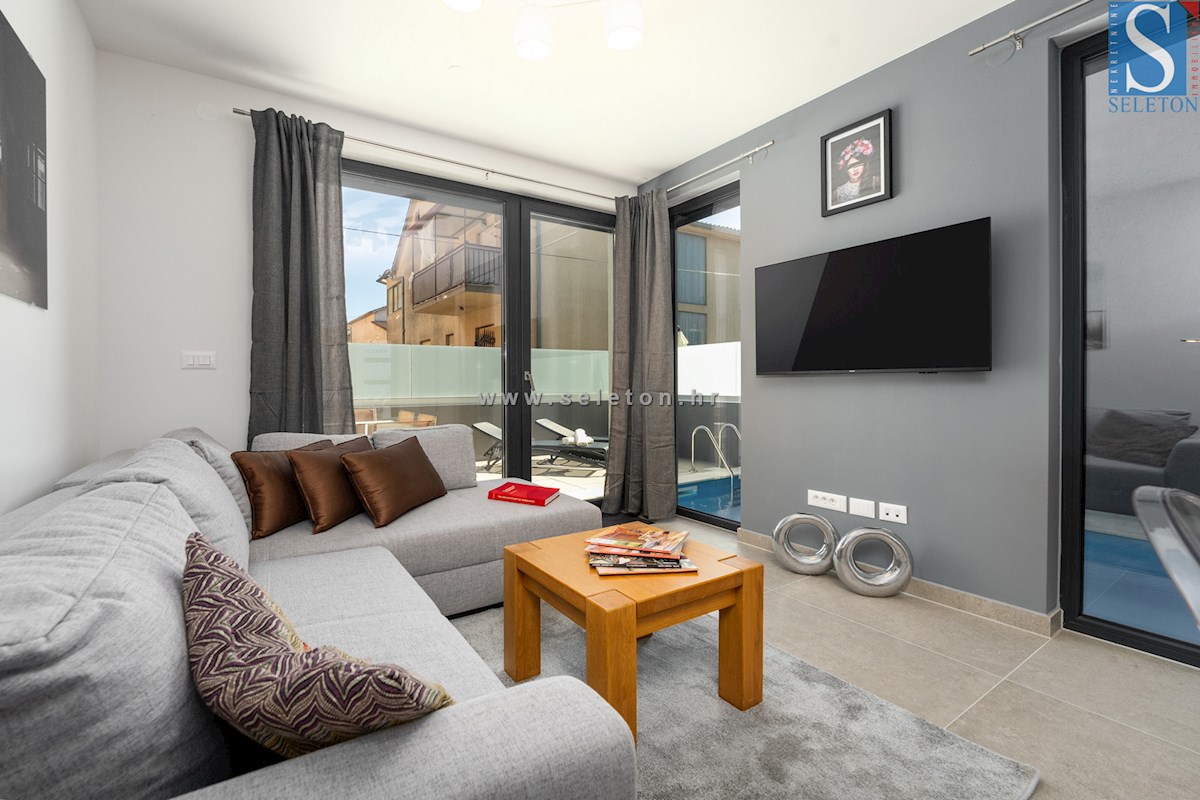 Vrstna hiša velikosti 114 m2 z bazenom