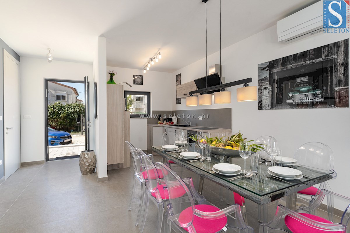 Vrstna hiša velikosti 114 m2 z bazenom