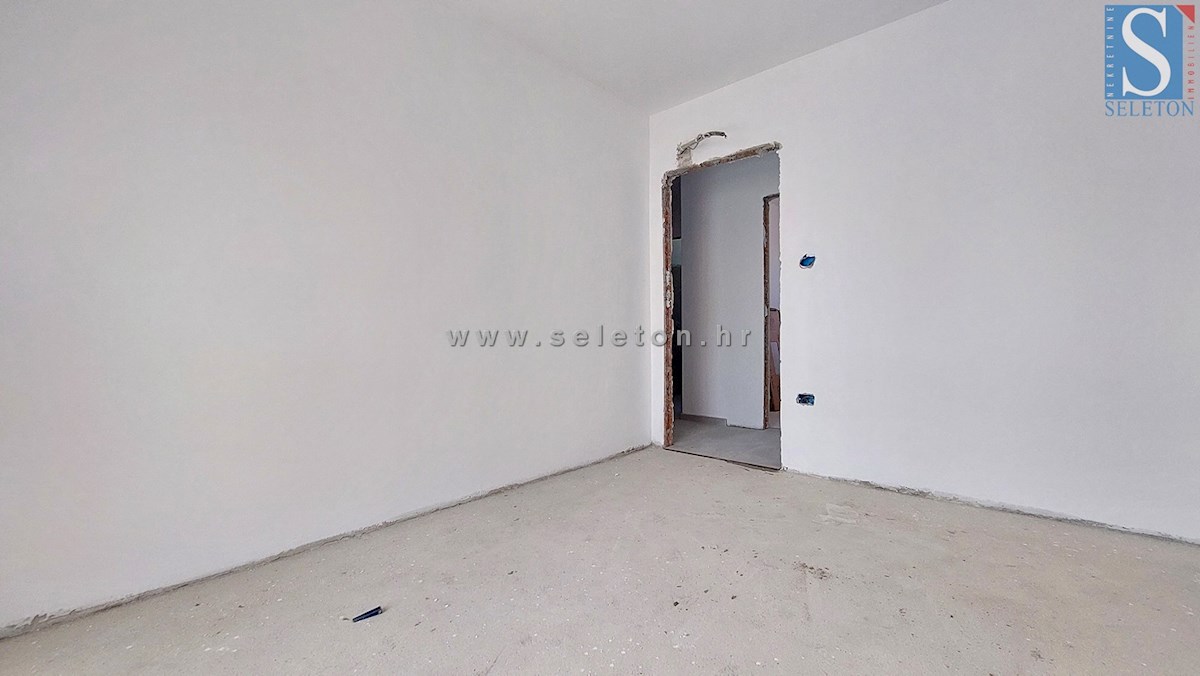 Istra, Poreč, novo stanovanje velikosti 67 m2 z vrtom velikosti 180 m2, 2 parkirnima mestoma, kletjo