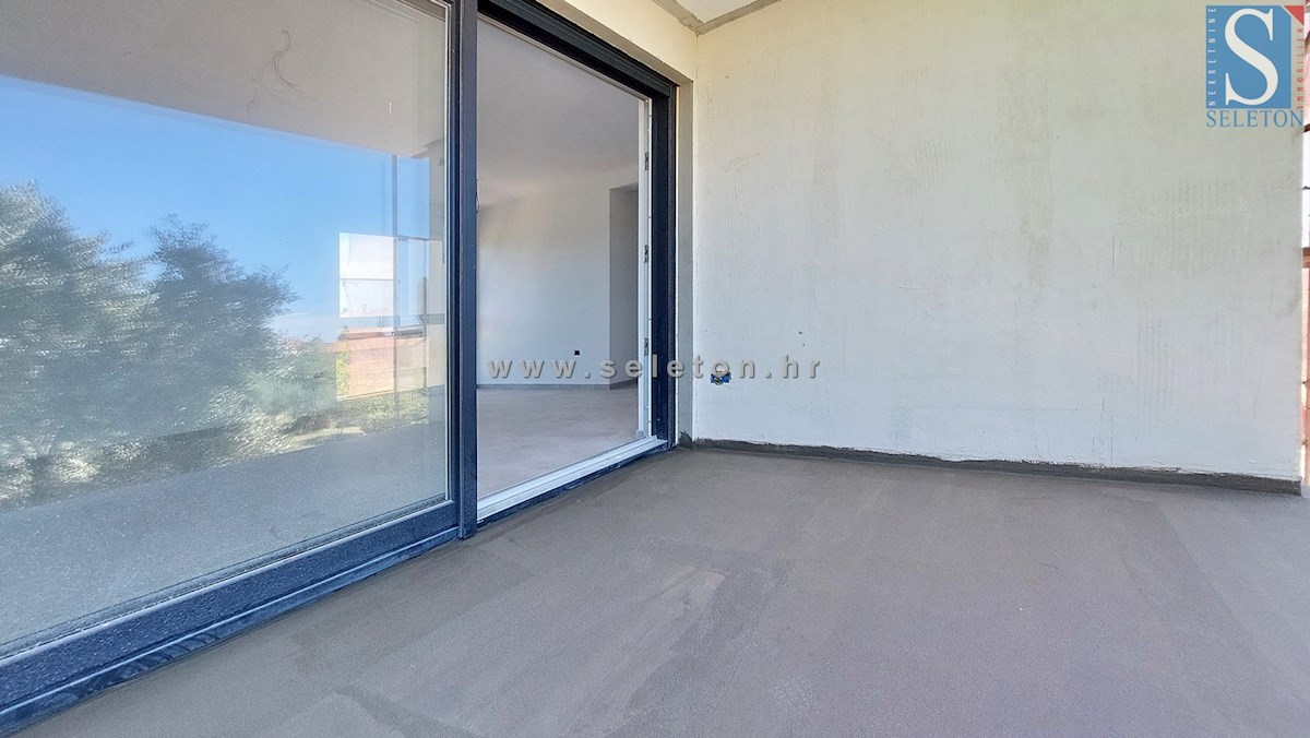 Istra, Poreč, novo stanovanje velikosti 67 m2 z vrtom velikosti 180 m2, 2 parkirnima mestoma, kletjo