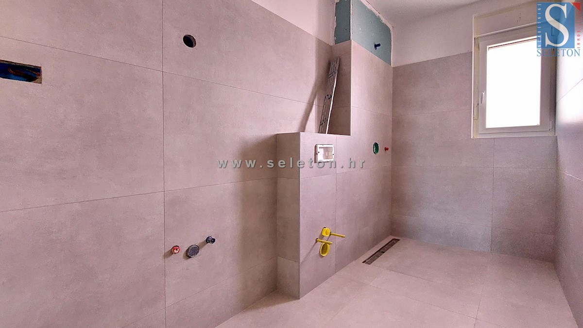 Istra, Poreč, novo stanovanje velikosti 67 m2 z vrtom velikosti 180 m2, 2 parkirnima mestoma, kletjo