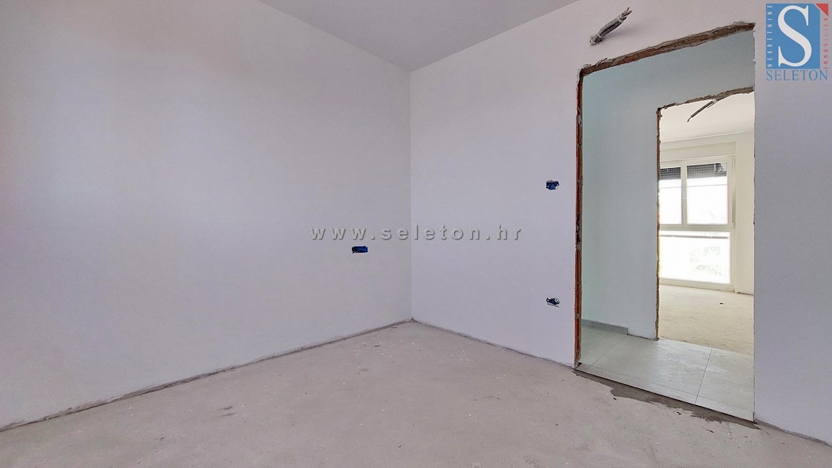 Istra, Poreč, novo stanovanje velikosti 67 m2 z vrtom velikosti 180 m2, 2 parkirnima mestoma, kletjo