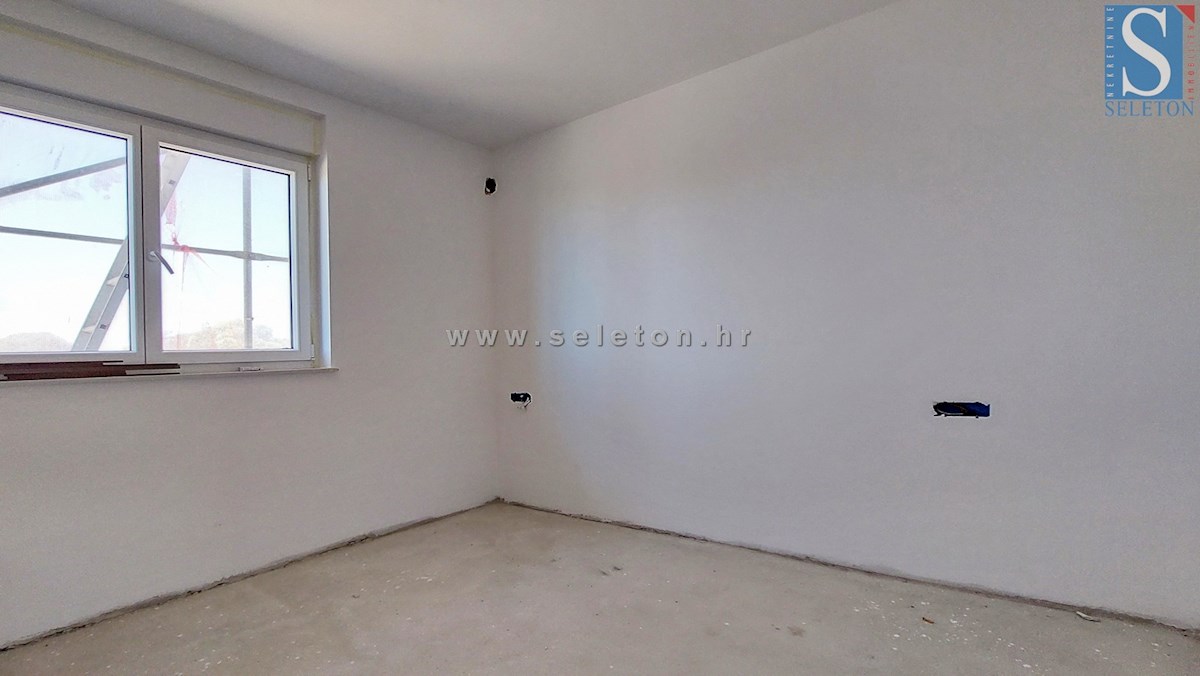 Istra, Poreč, novo stanovanje velikosti 67 m2 z vrtom velikosti 180 m2, 2 parkirnima mestoma, kletjo