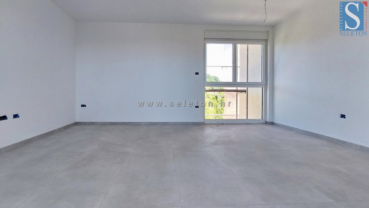 Istra, Poreč, novo stanovanje velikosti 67 m2 z vrtom velikosti 180 m2, 2 parkirnima mestoma, kletjo