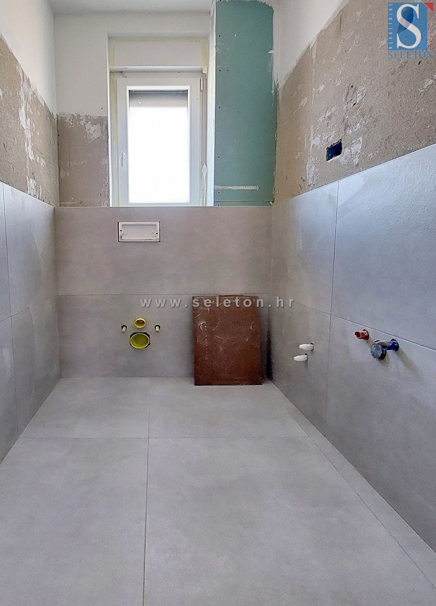 Istra, Poreč, novo stanovanje velikosti 67 m2 z vrtom velikosti 180 m2, 2 parkirnima mestoma, kletjo