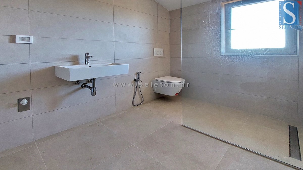 Istra, Poreč, novo stanovanje 82 m2 s pogledom na morje v bližini Poreča, 2 parkirni mesti in shramba