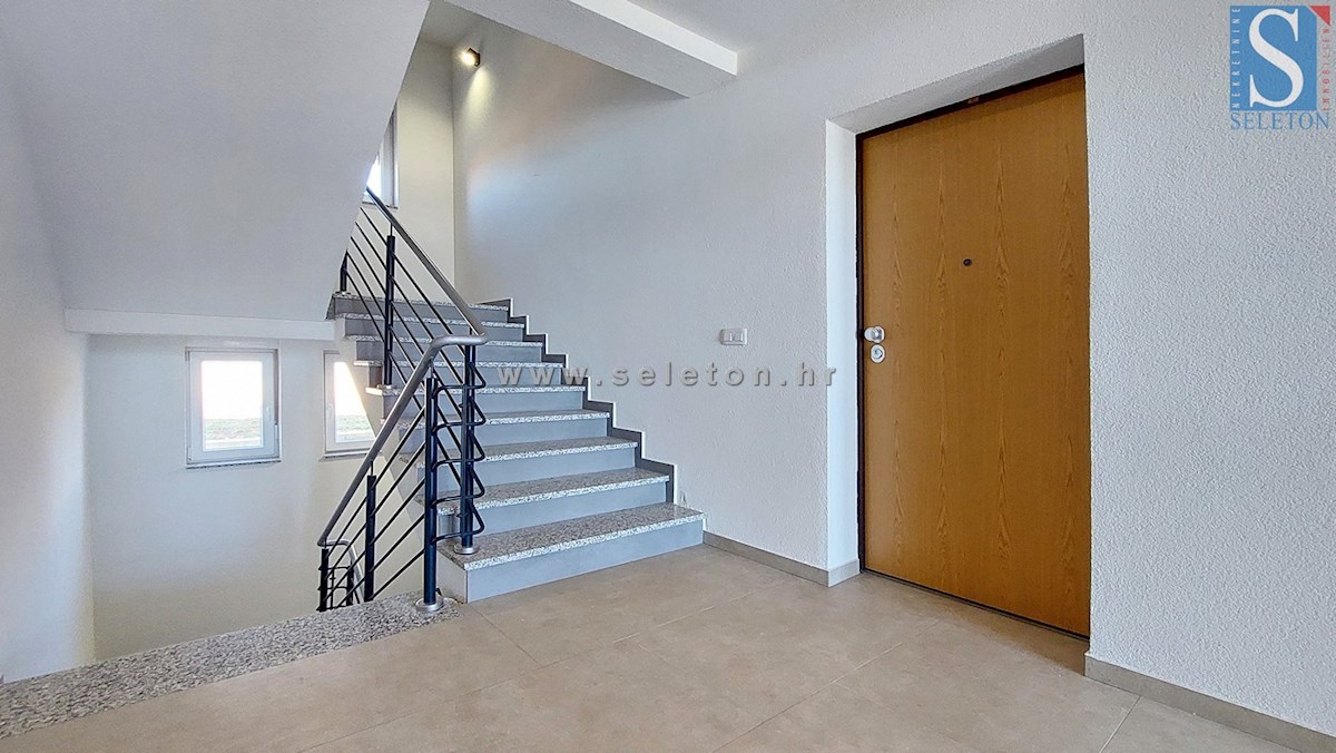 Istra, Poreč, novo stanovanje 82 m2 s pogledom na morje v bližini Poreča, 2 parkirni mesti in shramba