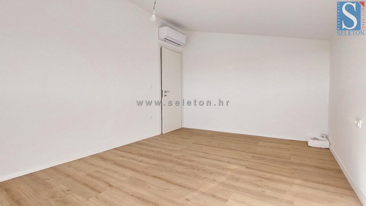 Istra, Poreč, novo stanovanje 82 m2 s pogledom na morje v bližini Poreča, 2 parkirni mesti in shramba