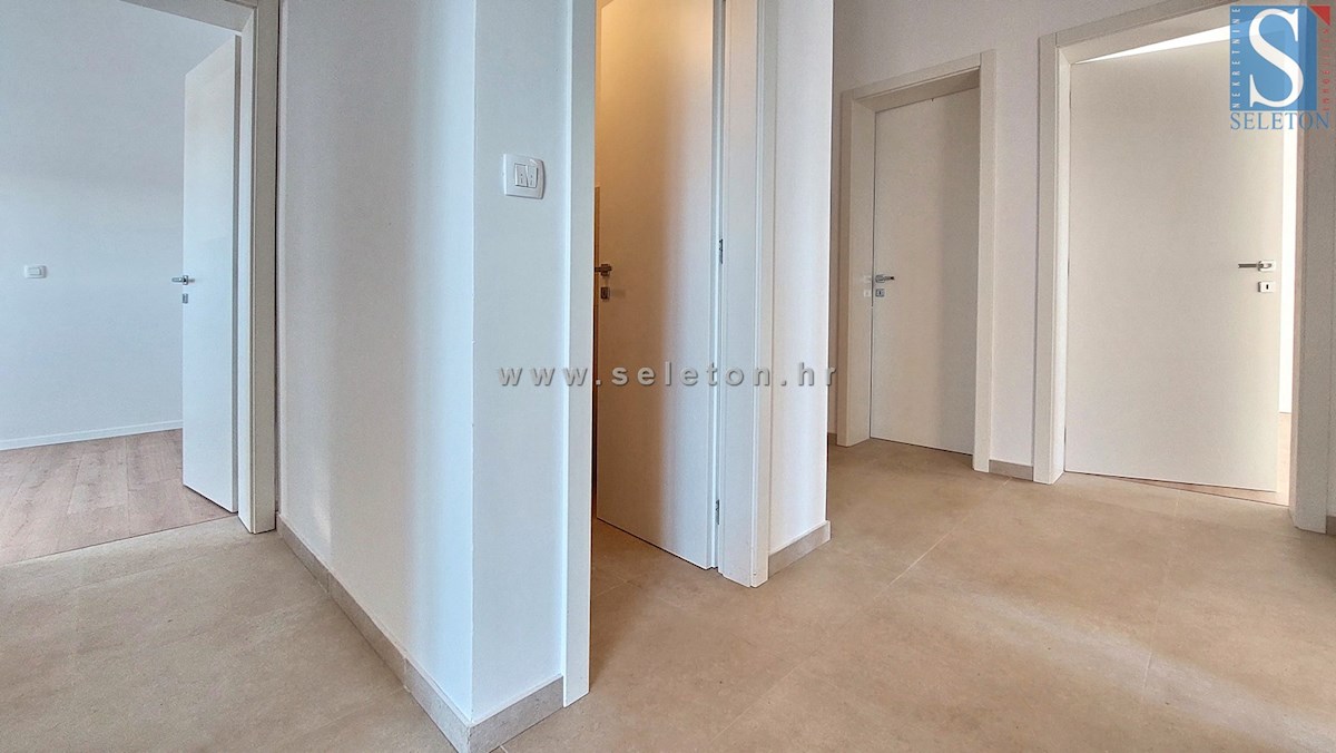 Istra, Poreč, novo stanovanje 82 m2 s pogledom na morje v bližini Poreča, 2 parkirni mesti in shramba