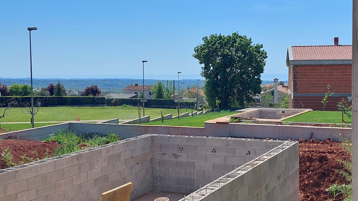 Samostojna hiša 240 m2 s pogledom na morje, bazenom in garažo v bližini Poreča - v gradnji