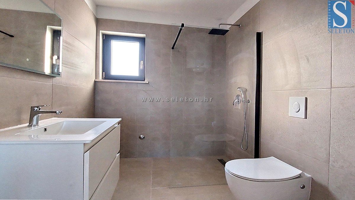 Novo stanovanje v okolici Poreča 94 m2 z veliko strešno teraso od 84 m2