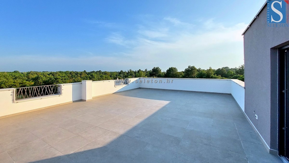 Novo stanovanje v okolici Poreča 94 m2 z veliko strešno teraso od 84 m2