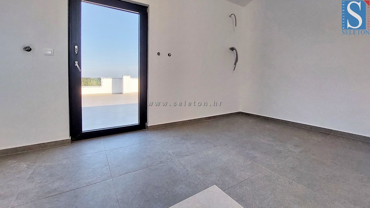 Novo stanovanje v okolici Poreča 94 m2 z veliko strešno teraso od 84 m2