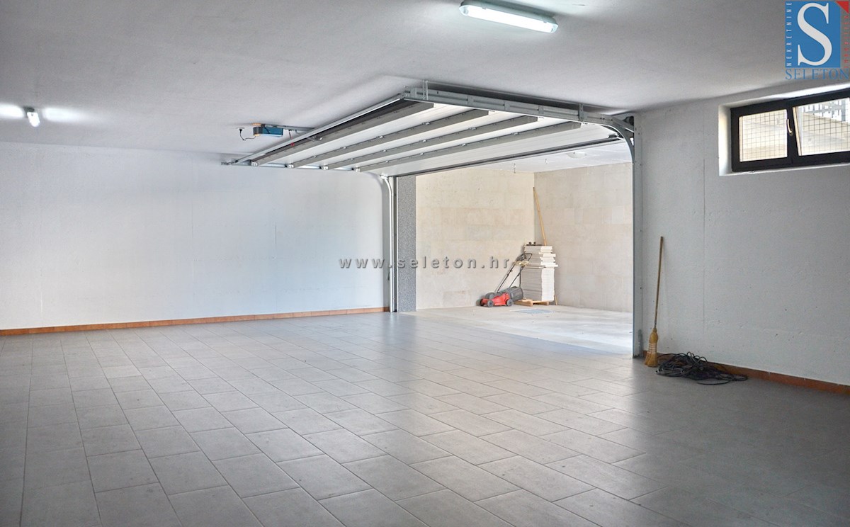 Moderno stanovanje v Poreču 78 m2 z garažo, le 200 m od morja/plaže in 300 m od centra