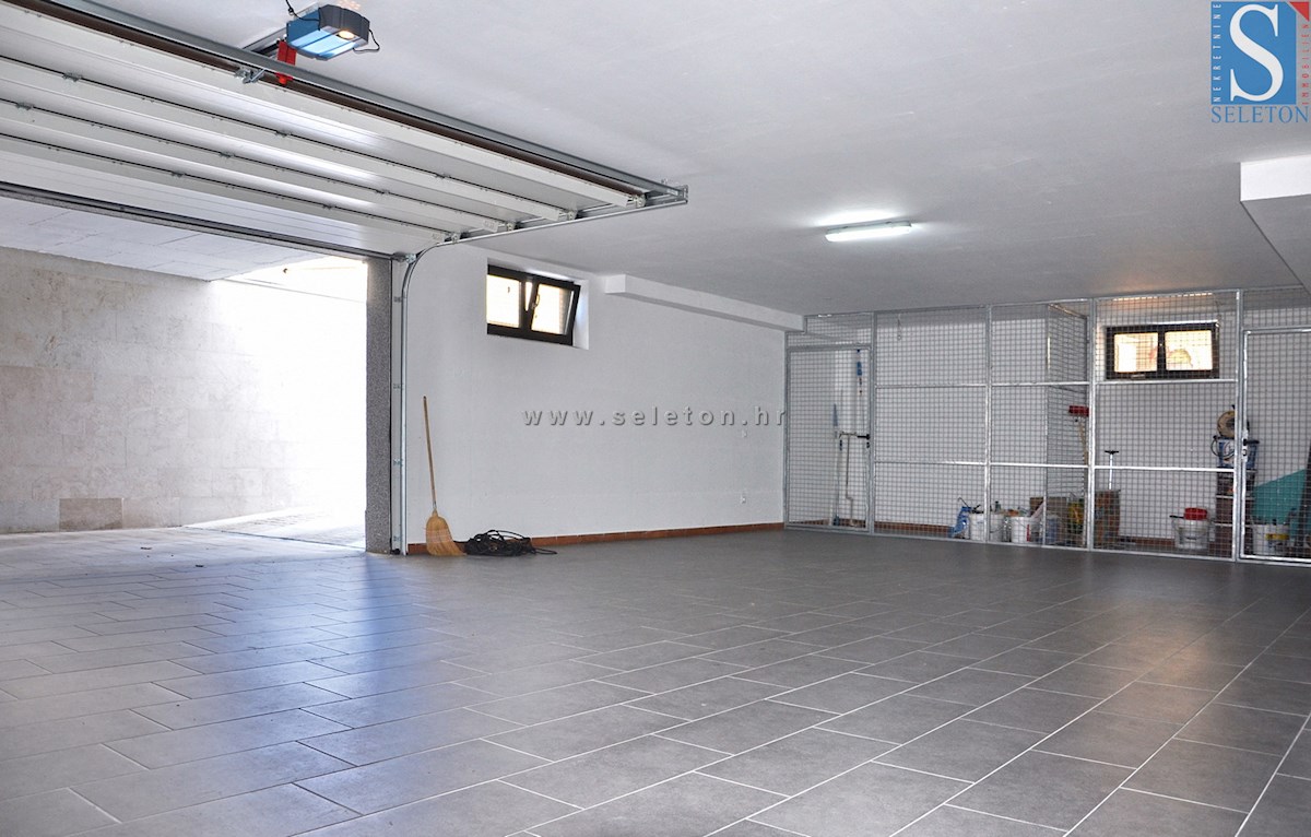 Moderno stanovanje v Poreču 78 m2 z garažo, le 200 m od morja/plaže in 300 m od centra