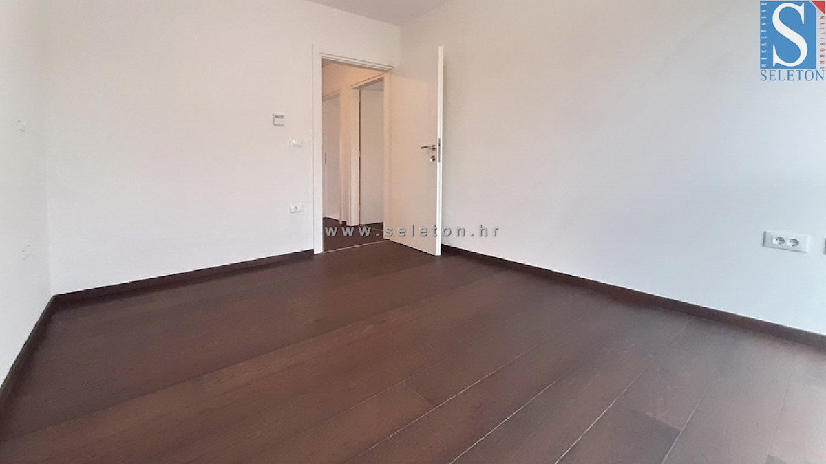 Moderno stanovanje v Poreču 78 m2 z garažo, le 200 m od morja/plaže in 300 m od centra