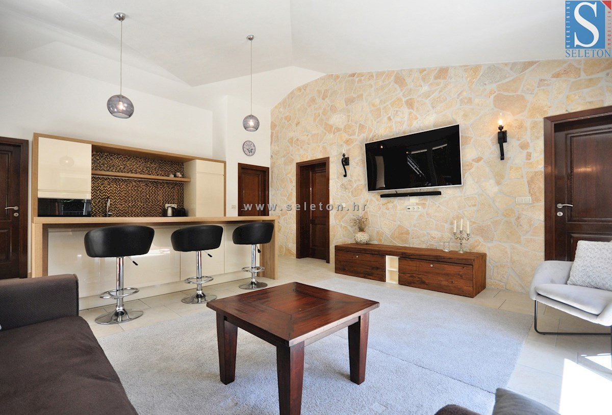 Poreč, samostojna hiša 180 m2 z bazenom, 2 apartmaja