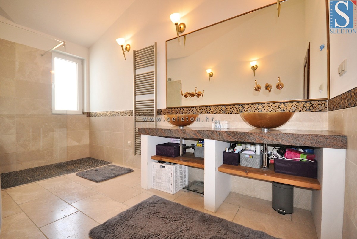 Poreč, samostojna hiša 180 m2 z bazenom, 2 apartmaja