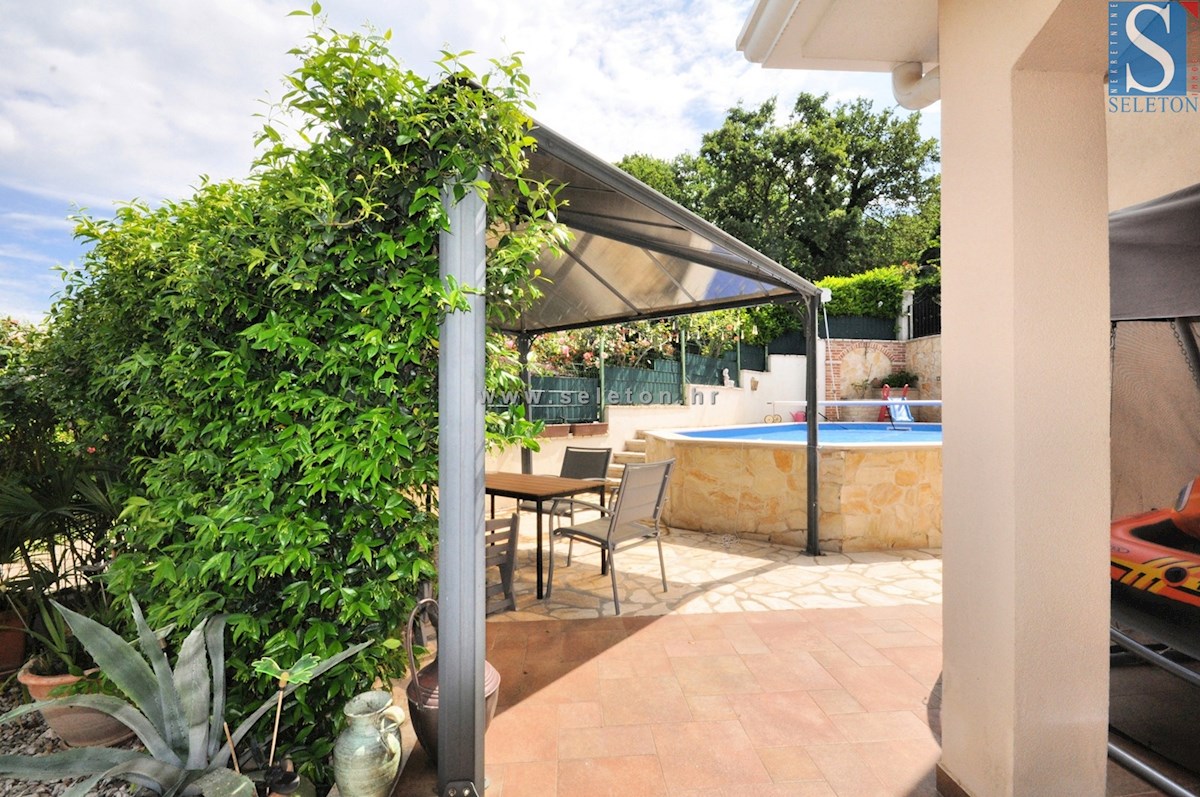Poreč, samostojna hiša 180 m2 z bazenom, 2 apartmaja