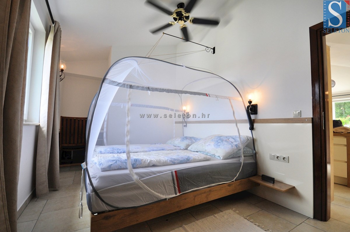 Poreč, samostojna hiša 180 m2 z bazenom, 2 apartmaja