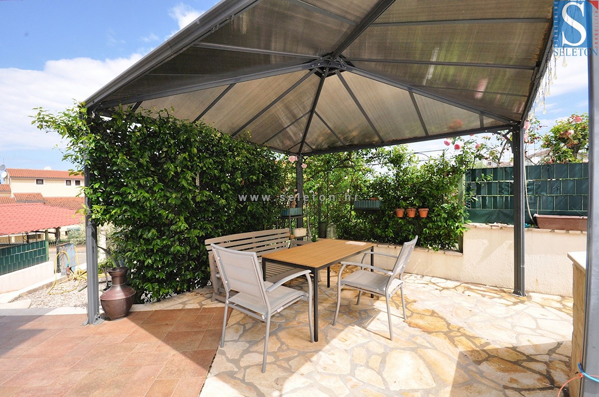 Poreč, samostojna hiša 180 m2 z bazenom, 2 apartmaja