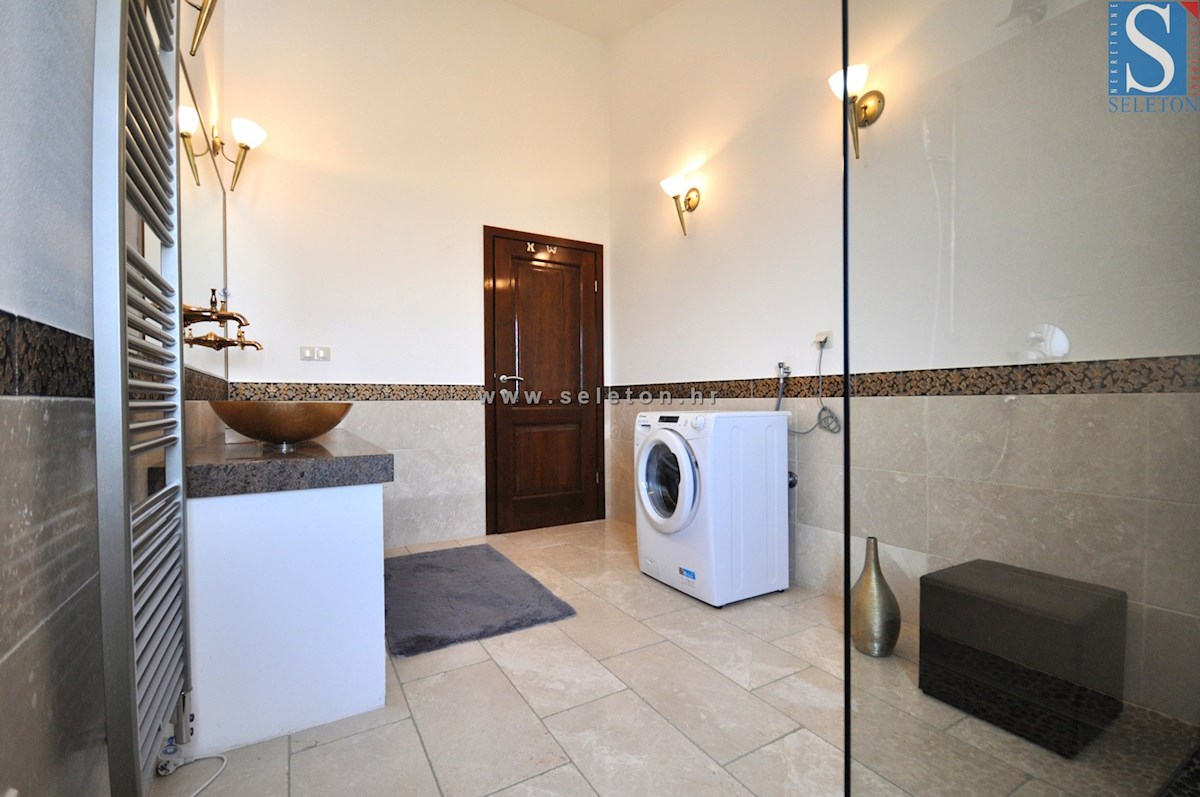 Poreč, samostojna hiša 180 m2 z bazenom, 2 apartmaja