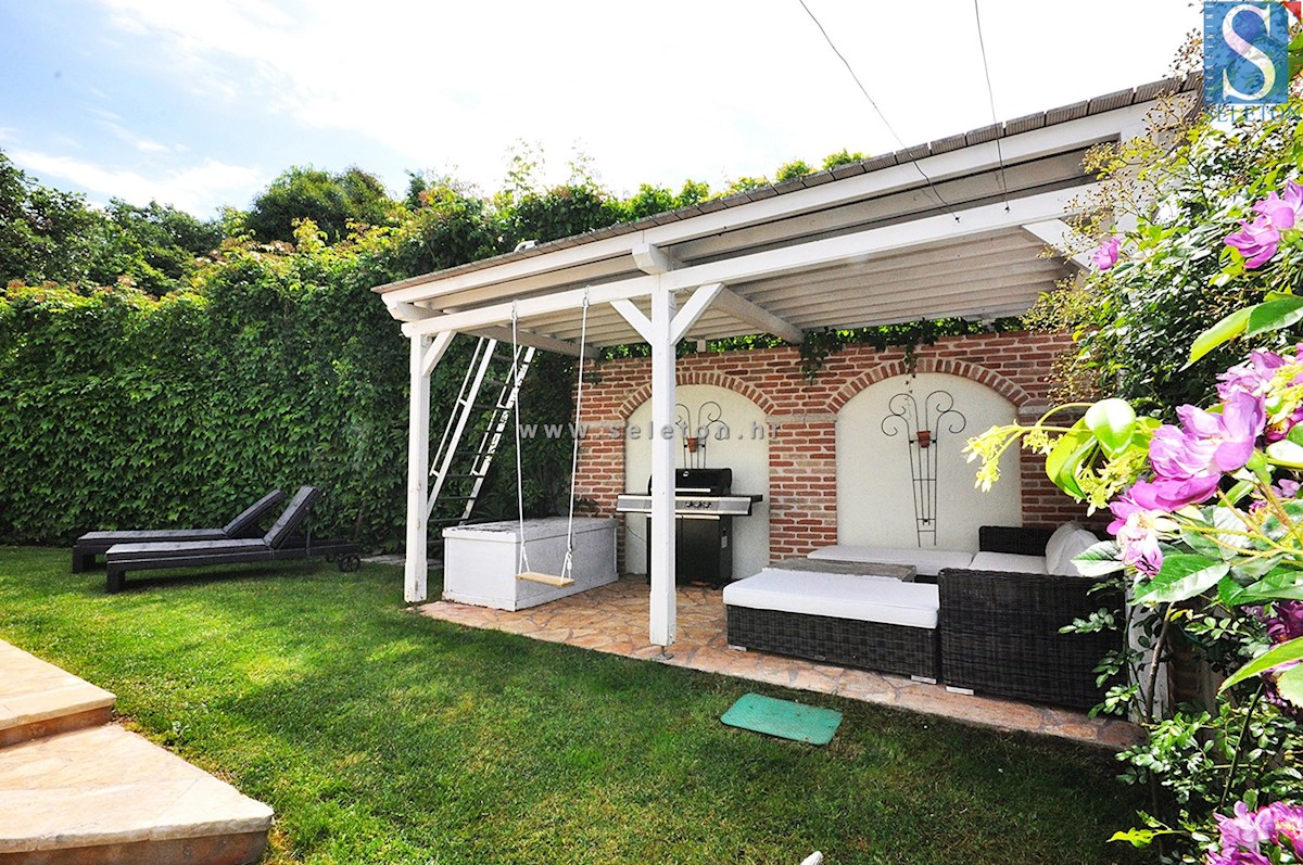 Poreč, samostojna hiša 180 m2 z bazenom, 2 apartmaja