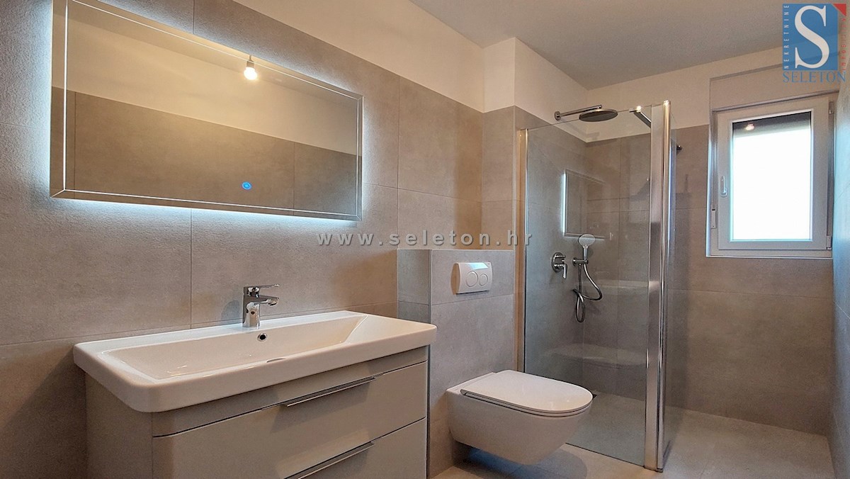 Istra, Poreč, novo stanovanje 67 m2 s pogledom na morje, DVIGALO, 2 parkirni mesti