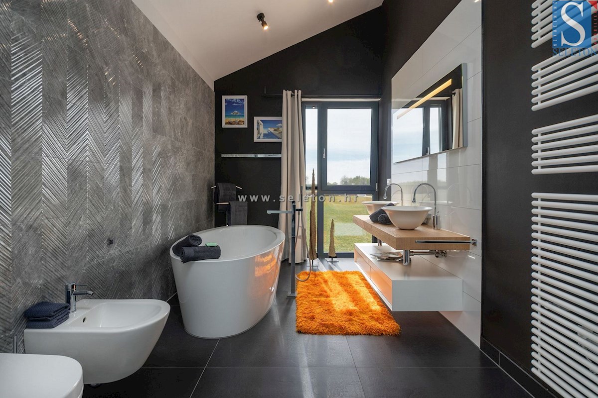 Istra, Poreč - okolica, moderna vila 437 m2 z bazenom in velikim vrtom