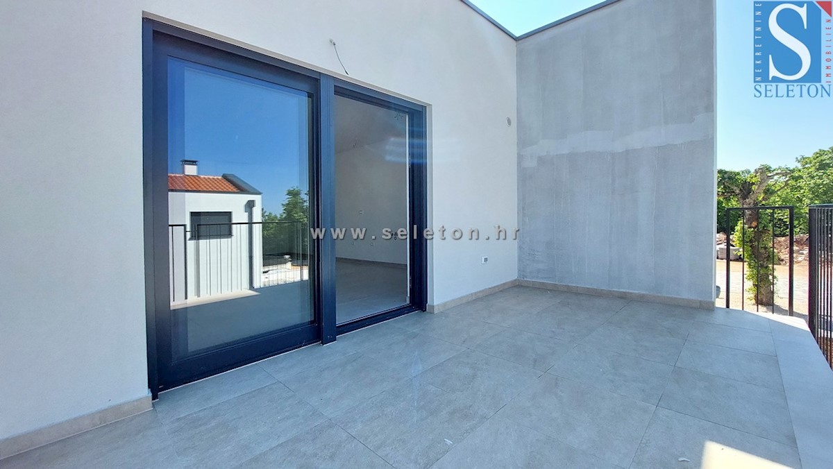 Poreč - novo stanovanje 84 m2 + strešna terasa 56 m2 s pogledom na morje