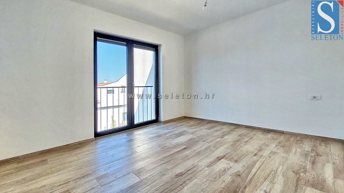 Poreč - novo stanovanje 84 m2 + strešna terasa 56 m2 s pogledom na morje