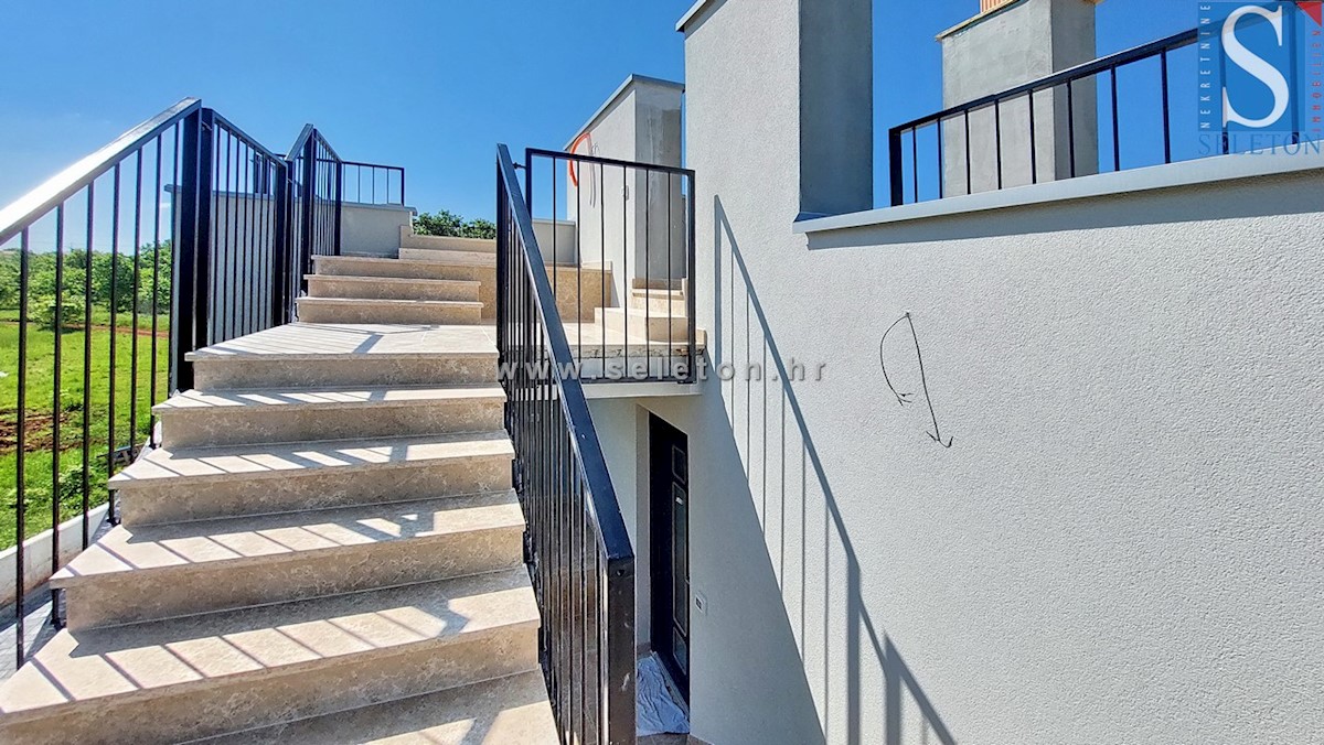 Poreč - novo stanovanje 84 m2 + strešna terasa 56 m2 s pogledom na morje