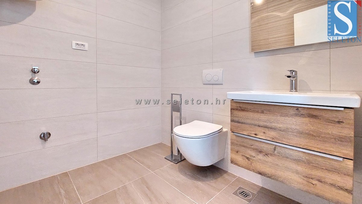Poreč - novo stanovanje 84 m2 + strešna terasa 56 m2 s pogledom na morje