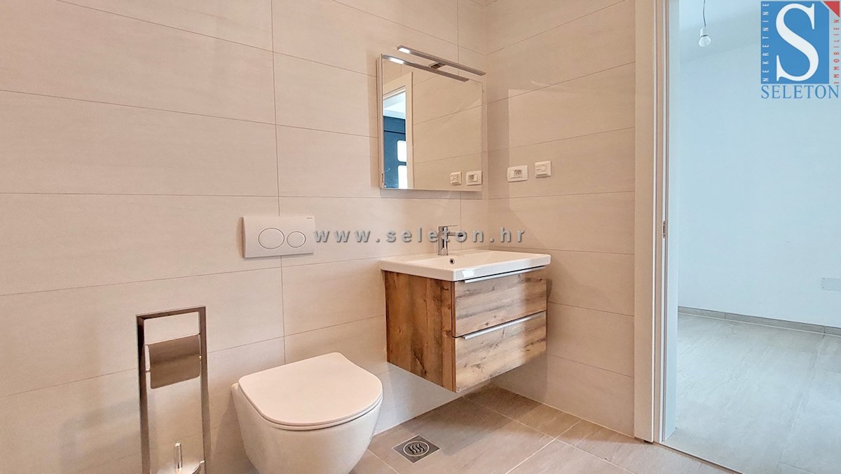 Poreč - novo stanovanje 84 m2 + strešna terasa 56 m2 s pogledom na morje