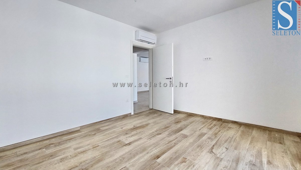 Poreč - novo stanovanje 84 m2 + strešna terasa 56 m2 s pogledom na morje