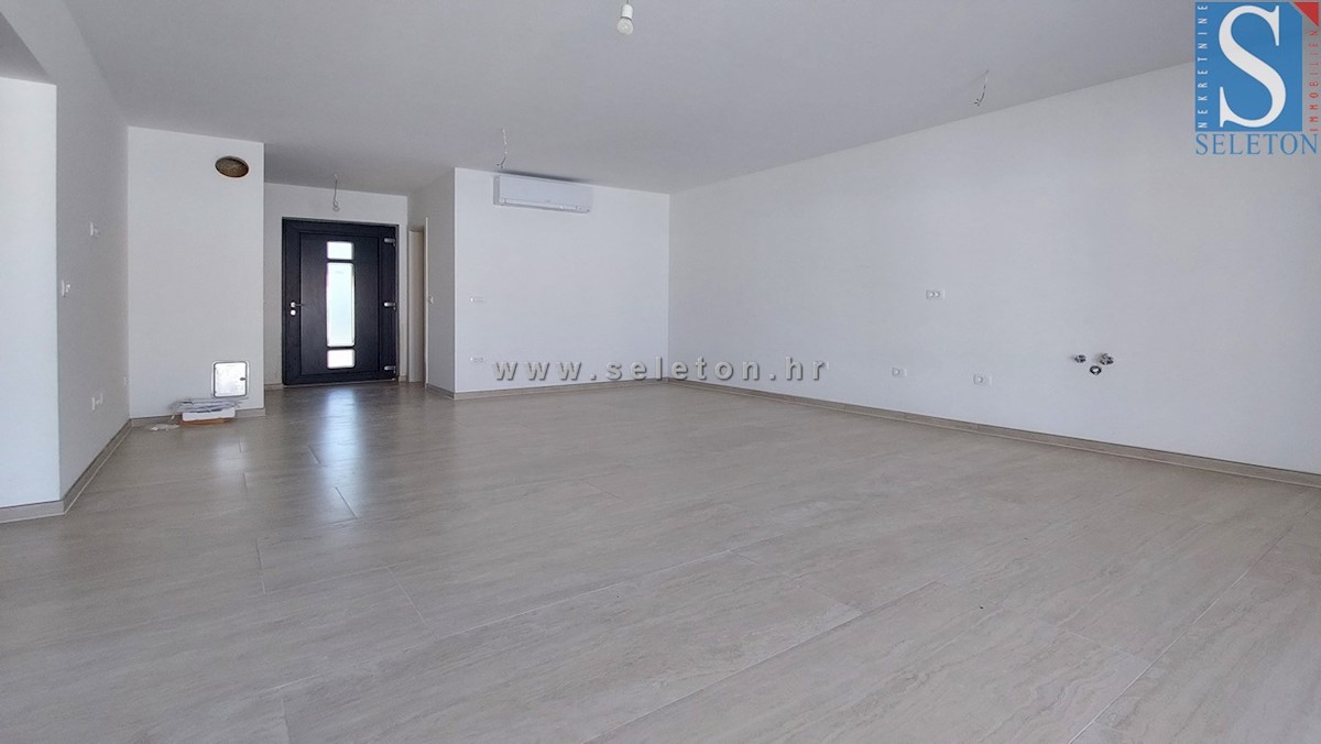 Poreč - novo stanovanje 84 m2 + strešna terasa 56 m2 s pogledom na morje