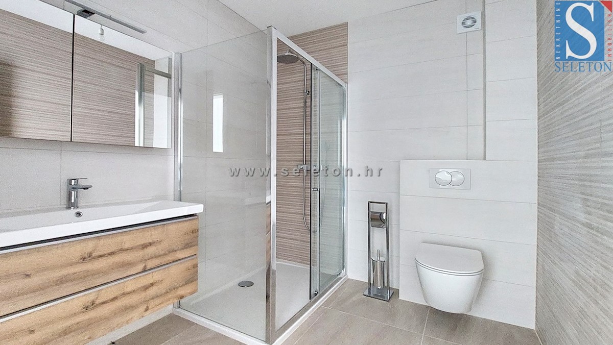 Poreč - novo stanovanje 84 m2 + strešna terasa 56 m2 s pogledom na morje