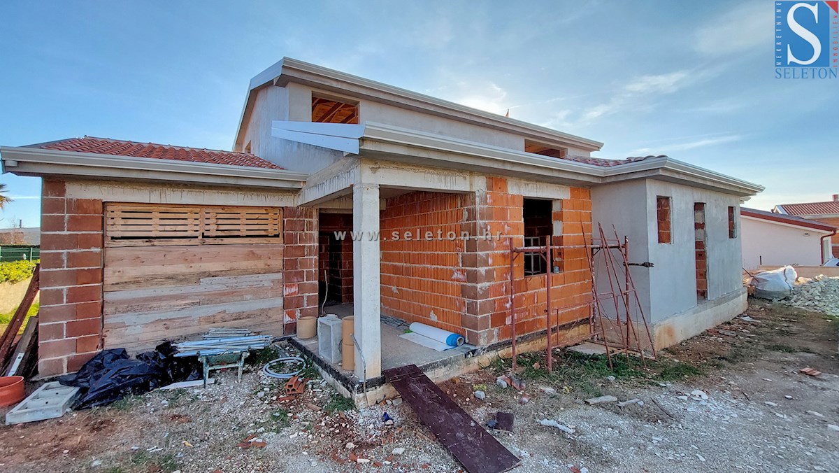 Samostojna hiša 240 m2 s pogledom na morje, bazenom in garažo v bližini Poreča - v gradnji