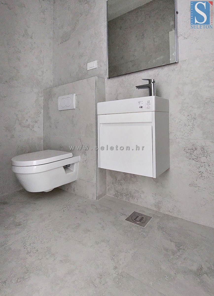 Poreč - novo stanovanje 88 m2 z vrtom in dvema parkirnima mestoma