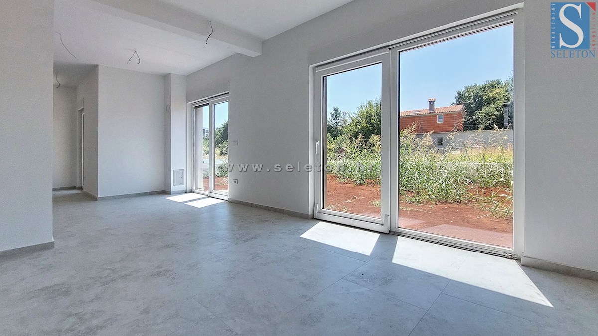 Poreč - novo stanovanje 88 m2 z vrtom in dvema parkirnima mestoma