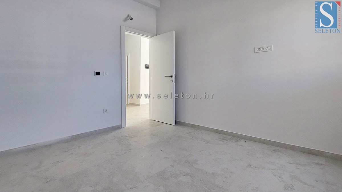 Poreč - novo stanovanje 88 m2 z vrtom in dvema parkirnima mestoma