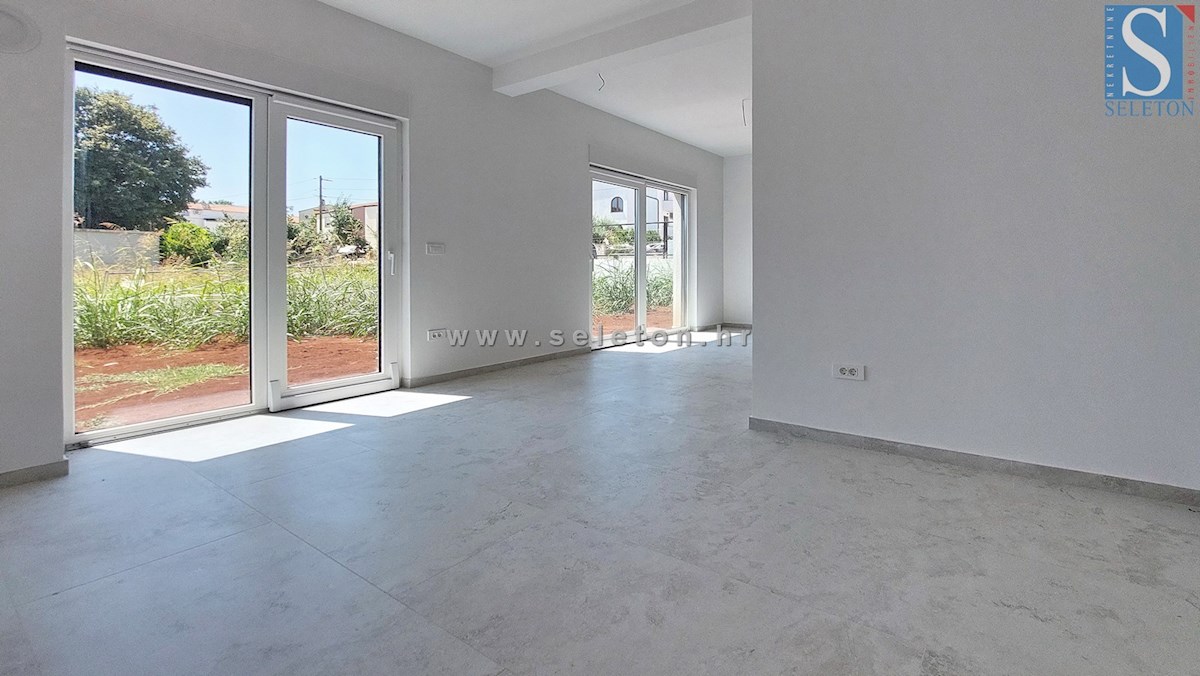 Poreč - novo stanovanje 88 m2 z vrtom in dvema parkirnima mestoma