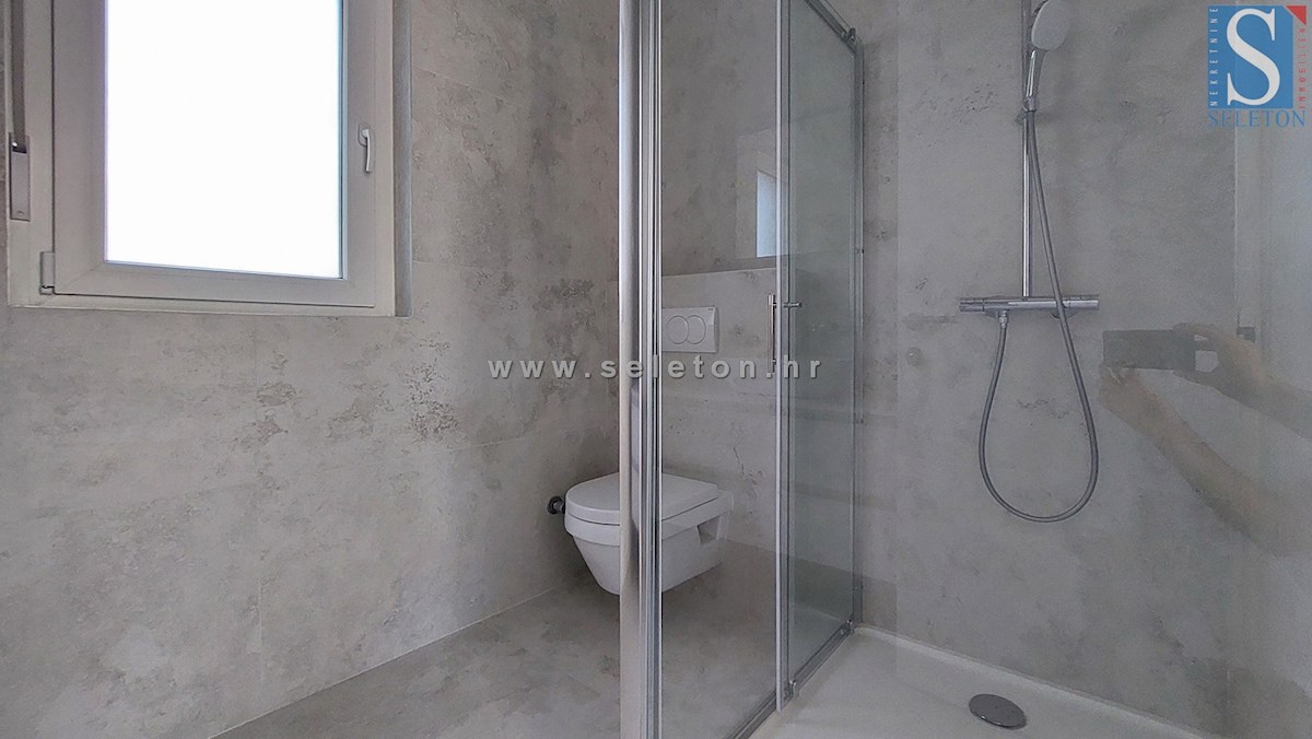 Poreč - novo stanovanje 88 m2 z vrtom in dvema parkirnima mestoma