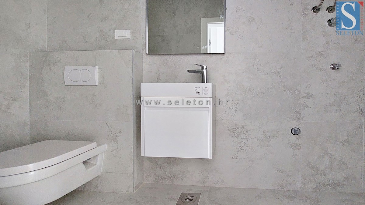 Poreč - novo stanovanje 88 m2 z vrtom in dvema parkirnima mestoma