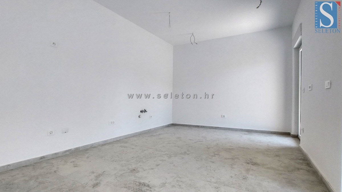 Poreč - novo stanovanje 88 m2 z vrtom in dvema parkirnima mestoma