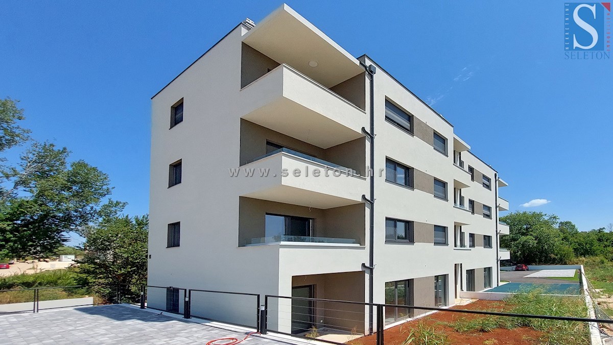 Poreč - novo stanovanje 88 m2 z vrtom in dvema parkirnima mestoma