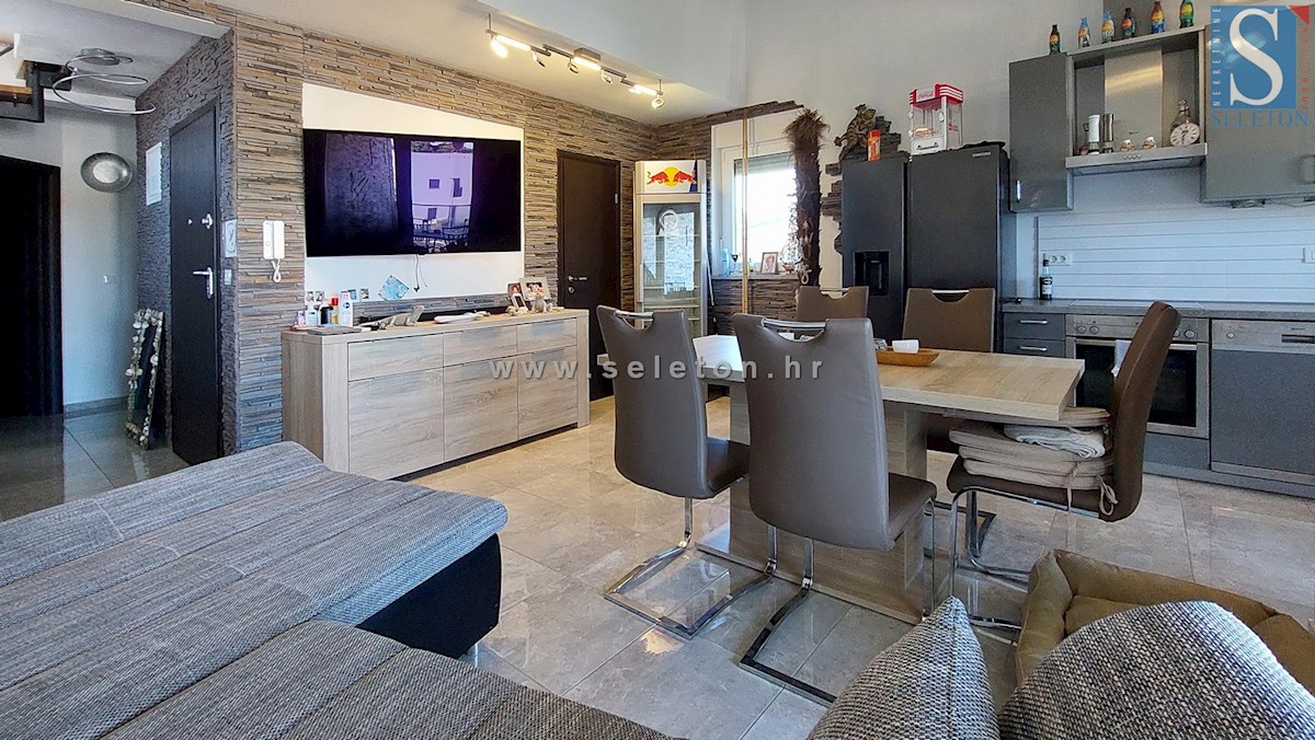 Funtana, opremljeno dvoetažno stanovanje 76 m2
