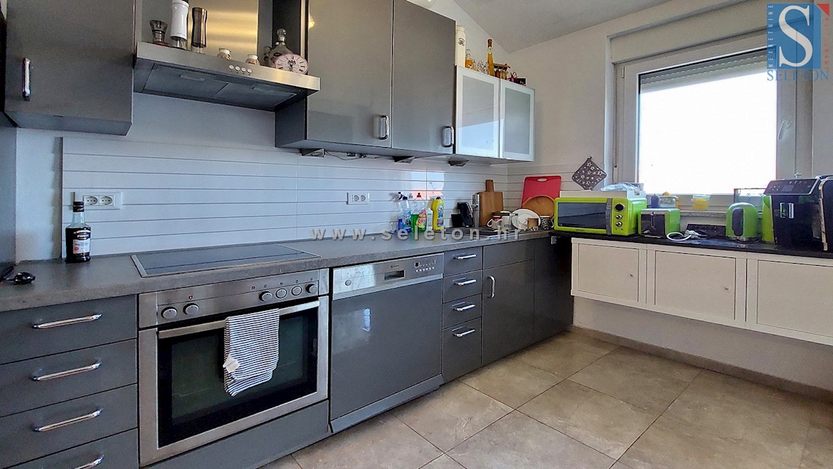 Funtana, opremljeno dvoetažno stanovanje 76 m2