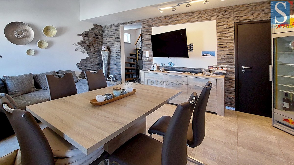 Funtana, opremljeno dvoetažno stanovanje 76 m2