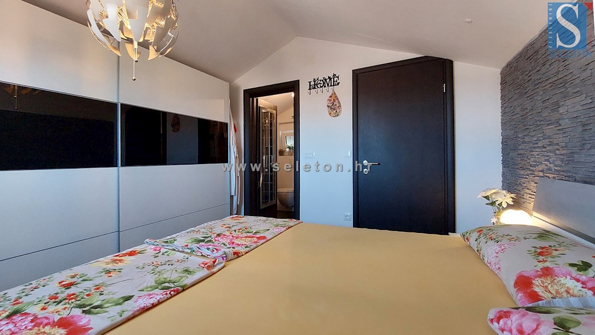 Funtana, opremljeno dvoetažno stanovanje 76 m2